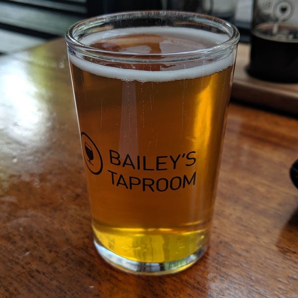รูปภาพถ่ายที่ Bailey&#39;s Taproom โดย John G. เมื่อ 5/21/2019