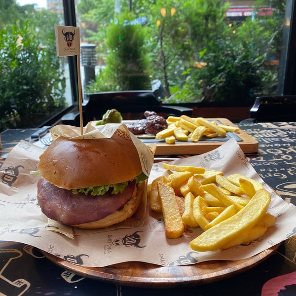 7/15/2020 tarihinde Tansuziyaretçi tarafından Daily Dana Burger &amp; Steak'de çekilen fotoğraf