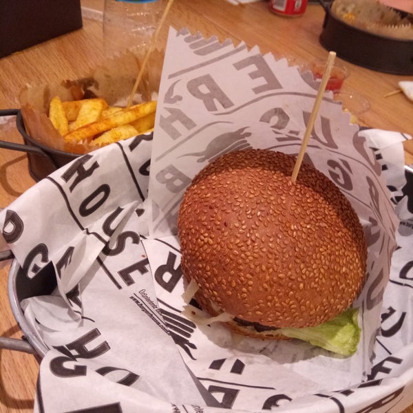 2/1/2018 tarihinde Aybuke O.ziyaretçi tarafından Burger House'de çekilen fotoğraf