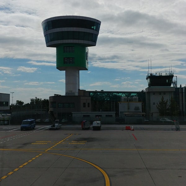 รูปภาพถ่ายที่ Aeroporto di Orio al Serio &quot;Il Caravaggio&quot; (BGY) โดย Mert S. เมื่อ 9/25/2018