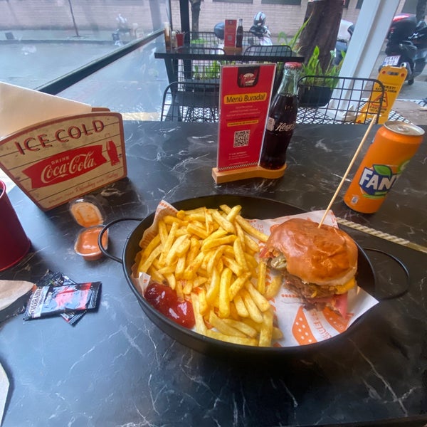 Foto scattata a Maxwell Burger da Ömer D. il 3/20/2021