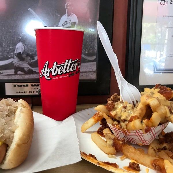 รูปภาพถ่ายที่ Arbetter&#39;s Hot Dogs โดย Phoen1xRobbie เมื่อ 8/6/2018