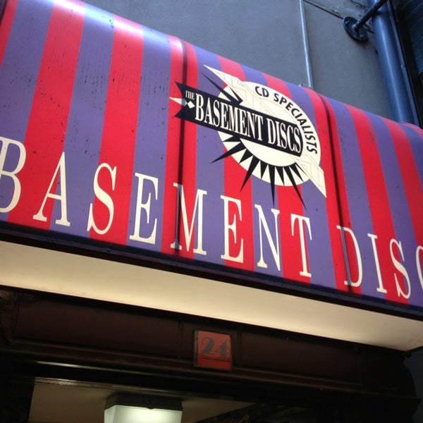 Foto tirada no(a) The Basement Discs por Bonnie J. em 1/21/2013