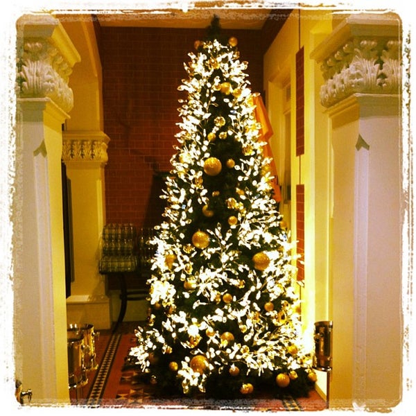 Foto diambil di The Terrace Hotel oleh Meg C. pada 12/17/2012