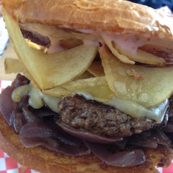 Foto scattata a 400° Gourmet Burgers &amp; Fries da A.S. F. il 2/20/2013