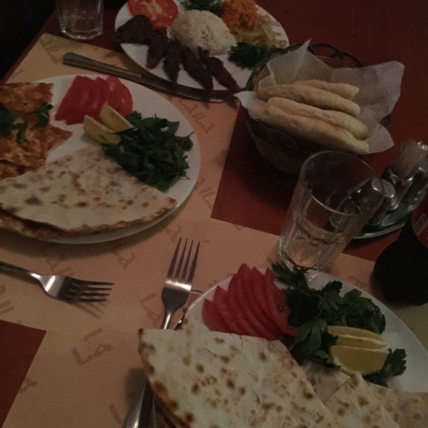 Das Foto wurde bei Laila Restaurant &amp; Night Club von Faruk A. am 8/25/2015 aufgenommen