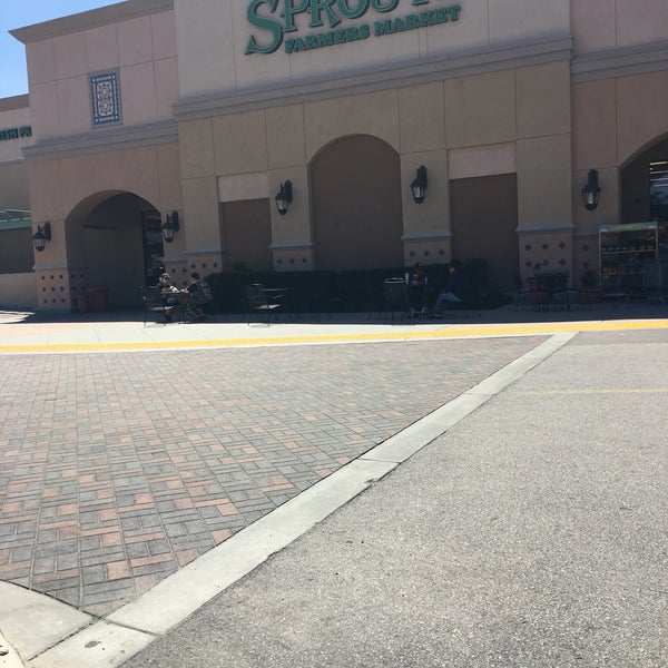 Sprouts Farmers Market Riverside'de Semt Pazarı