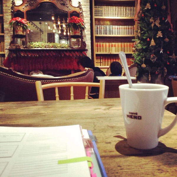 รูปภาพถ่ายที่ Caffè Nero โดย Gökçe เมื่อ 12/6/2014