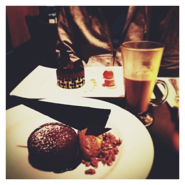 10/6/2014 tarihinde Gökçeziyaretçi tarafından Finale Desserterie &amp; Bakery'de çekilen fotoğraf