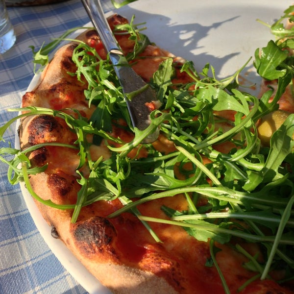 Pizza margarita, with extra rucola