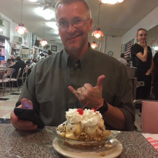 Foto diambil di Sugar Bowl Ice Cream Parlor Restaurant oleh Kim B. pada 2/27/2018