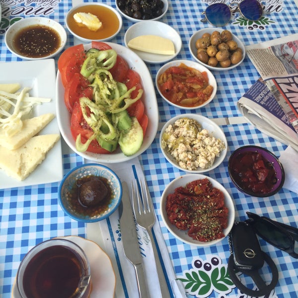Foto tirada no(a) Morisi Kahvaltı &amp; Girit Mutfağı por Serdar K. em 10/31/2015