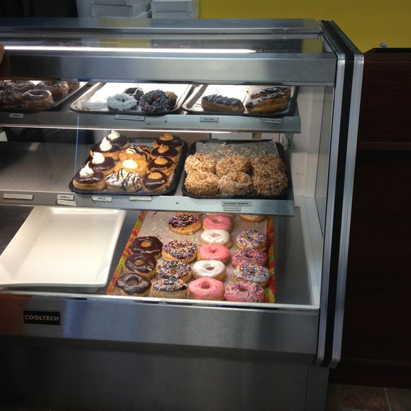 รูปภาพถ่ายที่ Donuts To Go โดย Ashley M. เมื่อ 7/1/2013