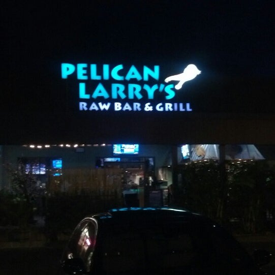 Foto diambil di Pelican Larry’s Raw Bar &amp; Grill - Pine Ridge Rd oleh Jenn K. pada 11/7/2013
