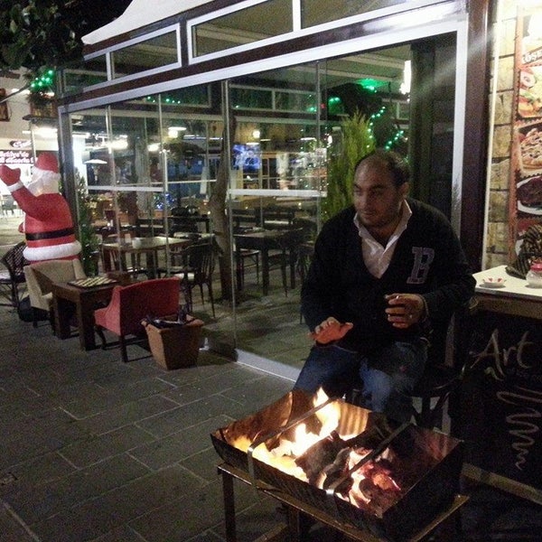 Das Foto wurde bei Köşem Pub &amp; Cafe von Köşem Pub &amp; Cafe am 3/7/2015 aufgenommen