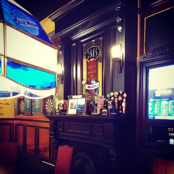 Foto scattata a 36 Handles Pub &amp; Eatery da Lukas T. il 9/13/2014