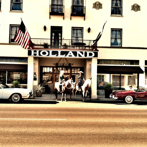 Foto tirada no(a) The Holland Hotel por Aida L. em 1/15/2013