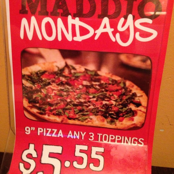 Foto scattata a Uncle Maddio&#39;s Pizza Joint da Brooke B. il 3/24/2014