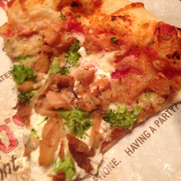 Foto scattata a Uncle Maddio&#39;s Pizza Joint da Brooke B. il 5/12/2014