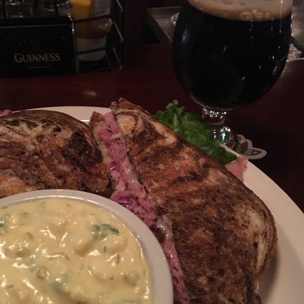 Снимок сделан в Dublin Bay Irish Pub &amp; Grill пользователем Scott D. 4/9/2018