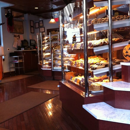 Photo prise au Bovella’s Pastry Shoppe par Lori E. le9/28/2012