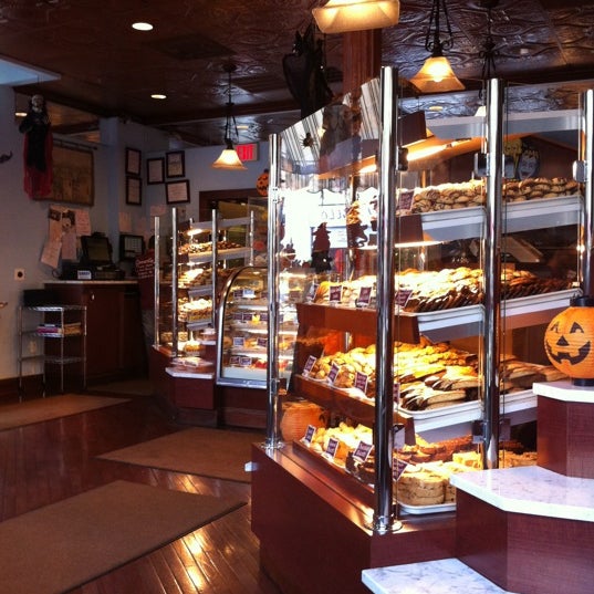 Foto scattata a Bovella’s Pastry Shoppe da Lori E. il 9/28/2012
