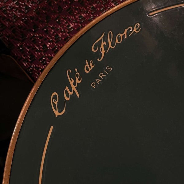 8/19/2022 tarihinde 𝐅 𝐍 𝐀 ✈︎ziyaretçi tarafından Café de Flore'de çekilen fotoğraf