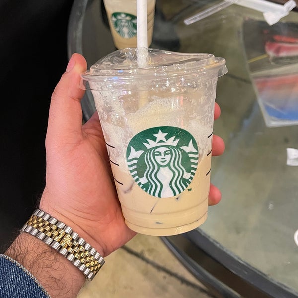 Foto diambil di Starbucks oleh 𝐅 𝐍 𝐀 ✈︎ pada 1/11/2022