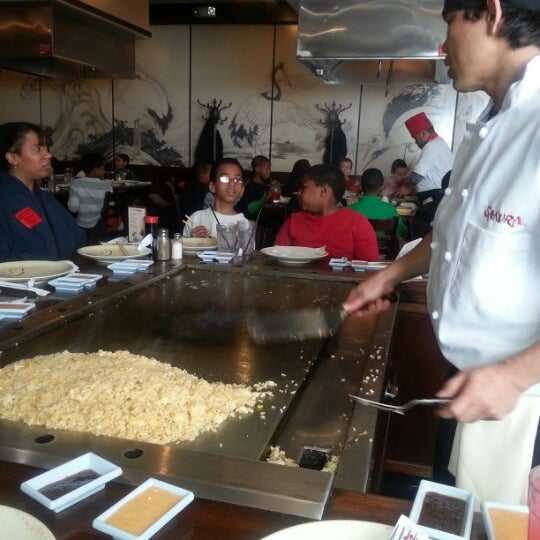 Das Foto wurde bei Sakura Japanese Steak, Seafood House &amp; Sushi Bar von Carlos J. S. am 2/1/2013 aufgenommen