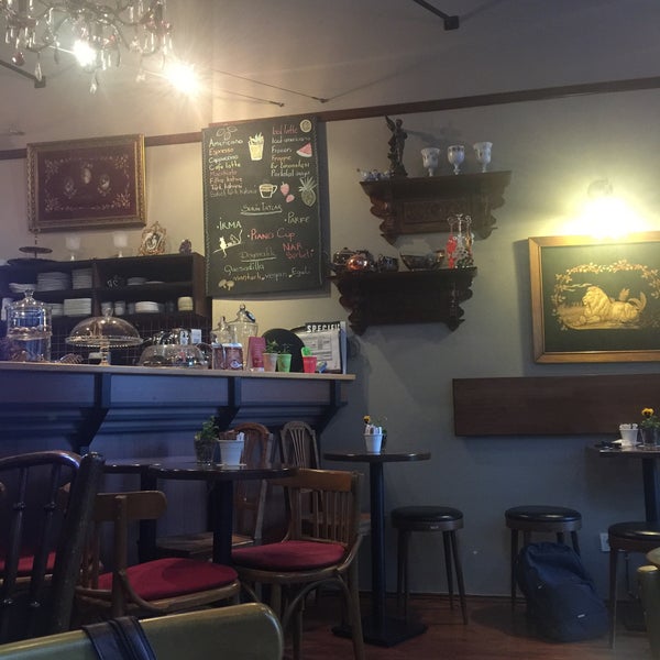 10/31/2015 tarihinde Pınar A.ziyaretçi tarafından İki Kedi Cafe'de çekilen fotoğraf