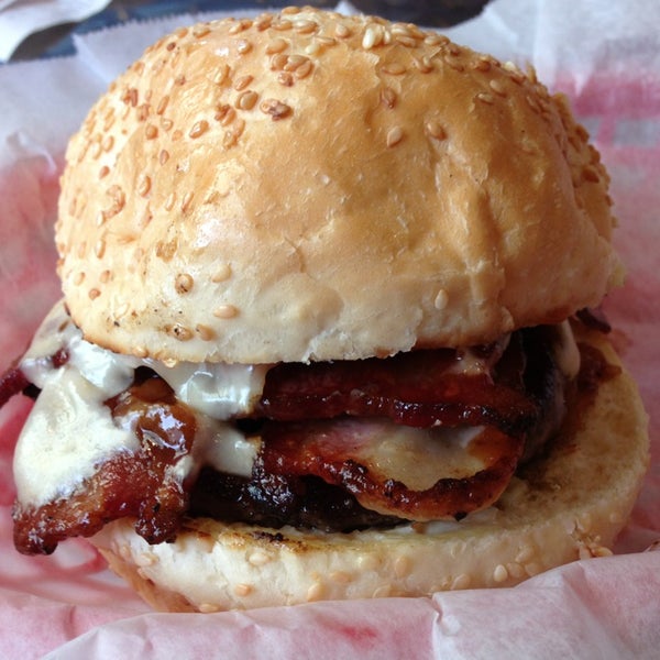 รูปภาพถ่ายที่ Pearl&#39;s Deluxe Burgers โดย Gary B. เมื่อ 7/2/2013