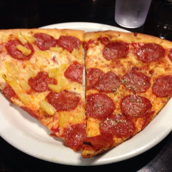 11/18/2013에 Gary B.님이 Pizza Orgasmica에서 찍은 사진