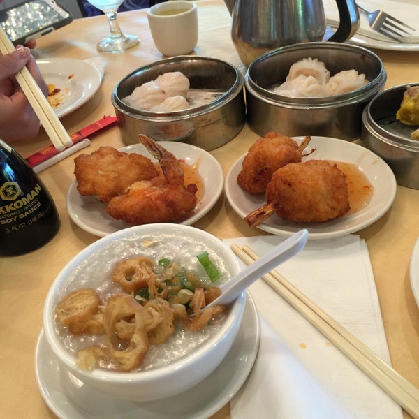 Photo prise au Canton House Chinese Restaurant par Carolyn N. le4/26/2016