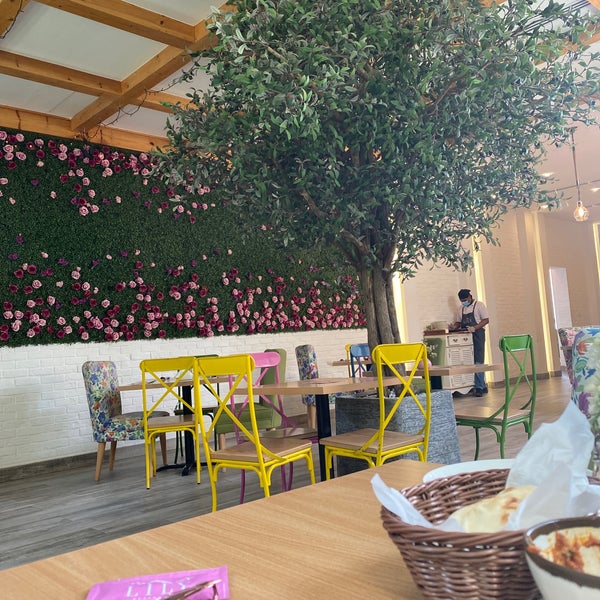 รูปภาพถ่ายที่ Lily Restaurant โดย Khokha . เมื่อ 6/16/2020