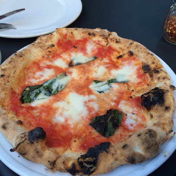 Foto tirada no(a) Tutta Bella Neapolitan Pizzeria por はまーにゃ C. em 8/19/2015