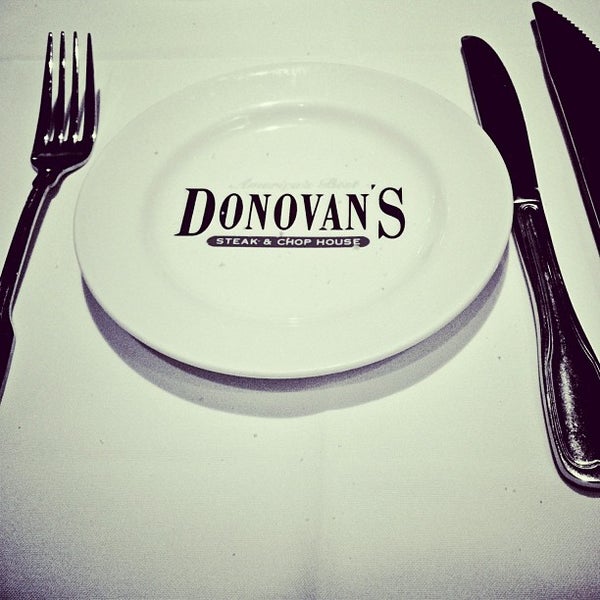 รูปภาพถ่ายที่ Donovan&#39;s Steak &amp; Chop House โดย Zhongchao L. เมื่อ 9/15/2013