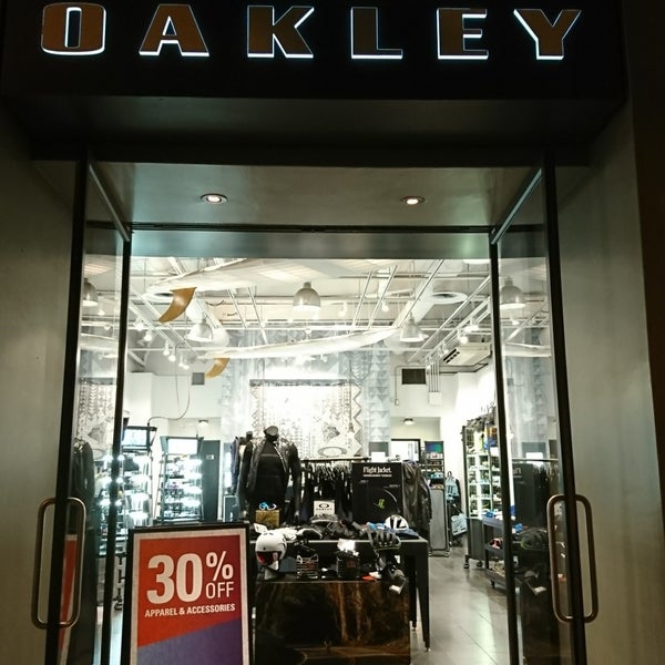 Descubrir 105+ imagen oakley store honolulu photos Thptnganamst.edu.vn