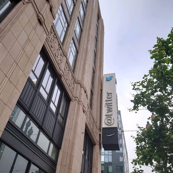 Photo taken at Twitter HQ by さと ひ. on 7/13/2022