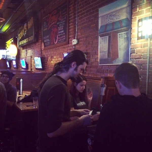 Foto scattata a Tony&#39;s Bar &amp; Lounge da Steve J. il 11/6/2014