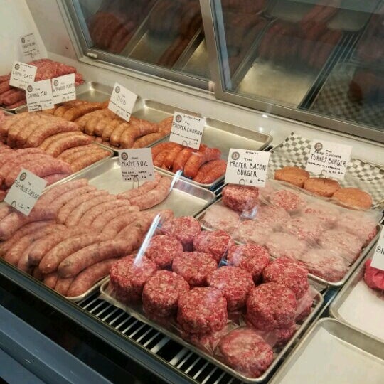 Foto tirada no(a) Proper Sausages por Andrea L. em 10/1/2016