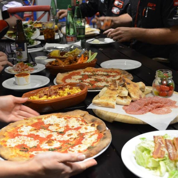 3/9/2015 tarihinde Pizza E Birraziyaretçi tarafından Pizza E Birra'de çekilen fotoğraf