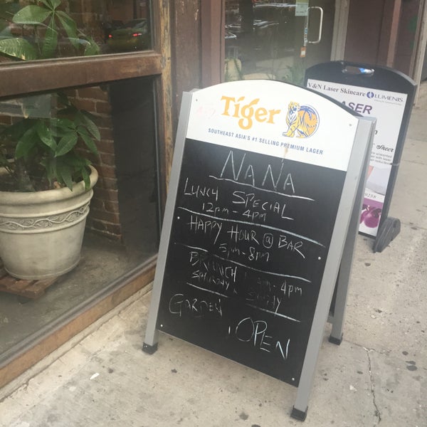 Foto tirada no(a) Nana Restaurant &amp; Bar por nicole d. em 6/19/2015