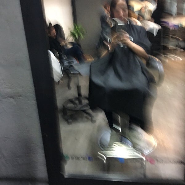 Foto tirada no(a) Rock Your Hair Studio por Zhin D. em 10/28/2017