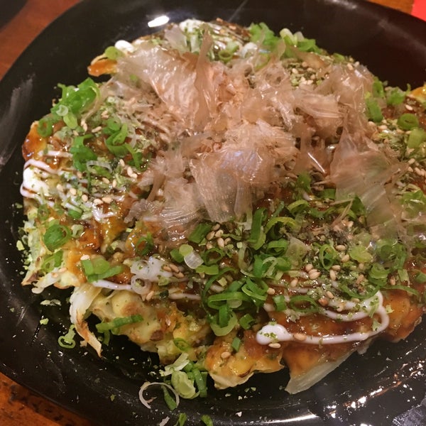 Por fin he podido probar okonomitaki! recomiendo ir por la noche y pedir tapas que te recomienda en la pizarra. Y es mejor reservar ya que el lugar es muy pequeño.
