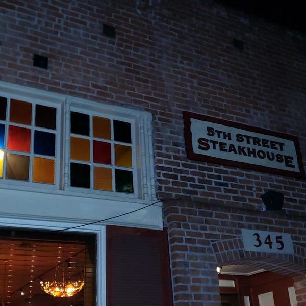 Foto tirada no(a) 5th Street Steakhouse por Raymond R. em 9/27/2018