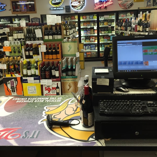 Photo taken at Arbor Pointe Liquors by Ryan on 11/20/2015