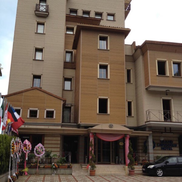 Photo prise au Grand Çavuşoğlu Hotel par Sevil Ş. le7/21/2017