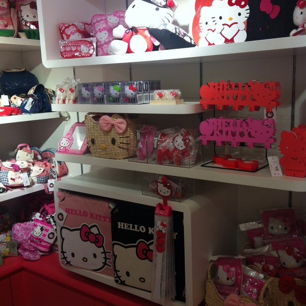 รูปภาพถ่ายที่ Hello Kitty World โดย 🐈Rüzgar k. เมื่อ 5/12/2013