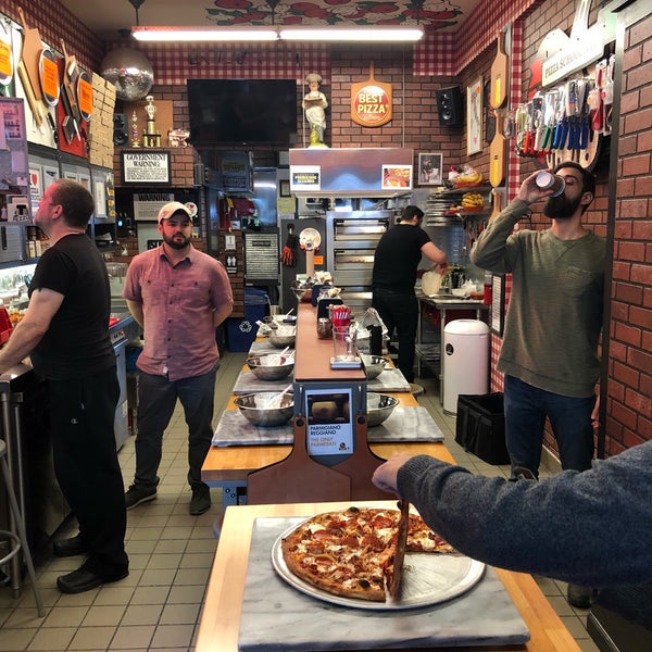 Foto tirada no(a) Pizza School NYC por Corey M. em 1/18/2019