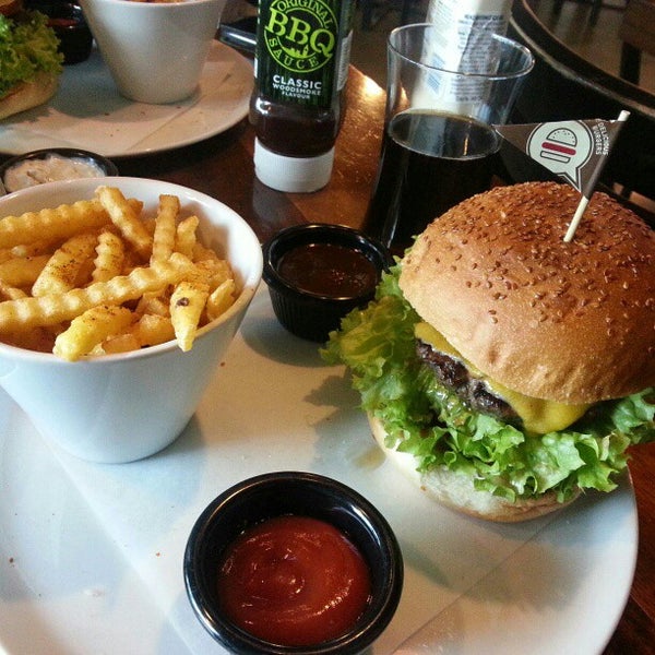 รูปภาพถ่ายที่ Burger Story โดย nizii เมื่อ 2/28/2013